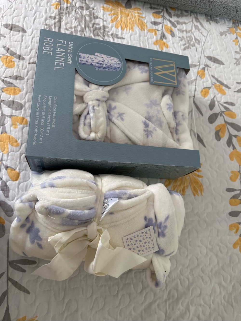 Ultra Soft Flannel Robe - White with Lavender flower  Prints with throw blanket